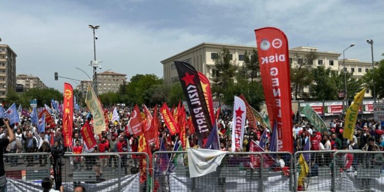 Binler İstasyon Meydanı’nda: Eşitlik ve barış istiyoruz   YENİLENDİ
