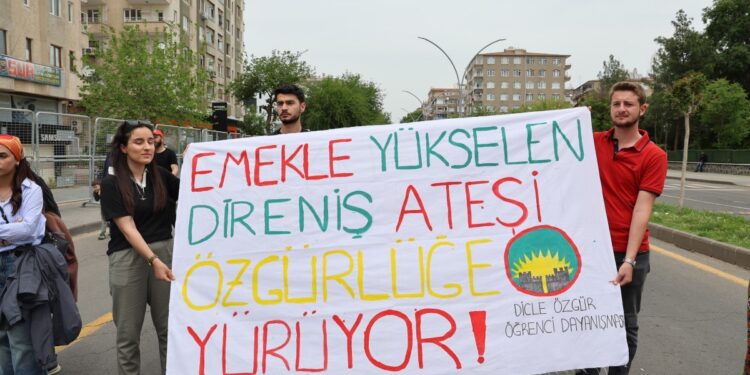 Amed 1 Mayıs’ına katılan emekçiler: Savaş biterse ekonomi düzelir
