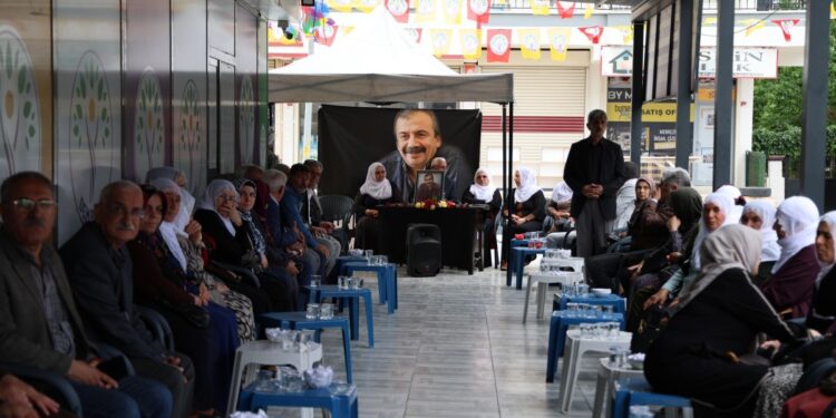 Birçok kentte Önder için taziye kuruldu