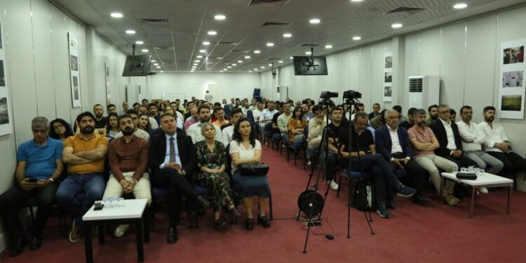 Amed’de ‘Kürt meselesi’ paneli: Anayasayı bu utançtan kurtarmalıyız