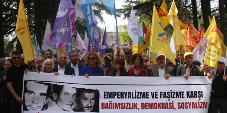 Üç fidan mezarları başında anıldı: Mücadeleyi büyütelim