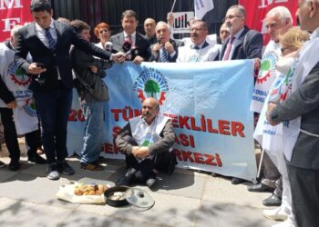 Emekliler TÜİK önünde: Maaşlarımız sadakaya dönüştürüldü