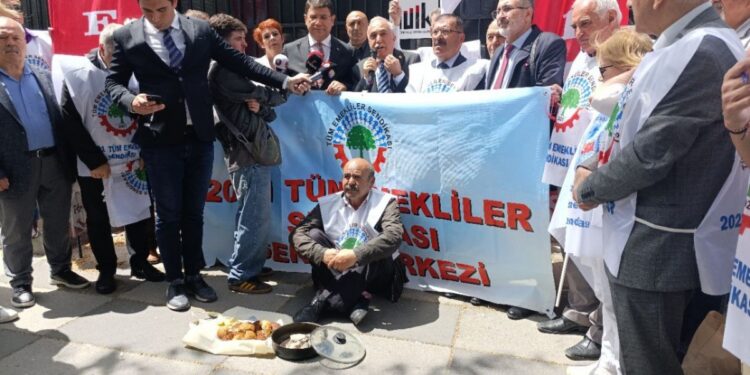 Emekliler TÜİK önünde: Maaşlarımız sadakaya dönüştürüldü