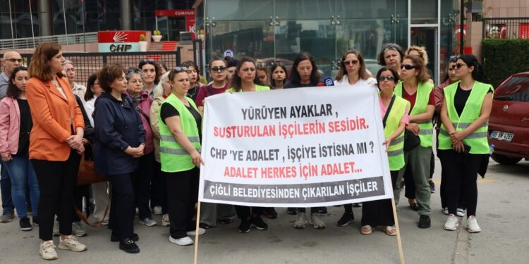 Belediyenin işten çıkarttığı kadınlar CHP’nin önünde seslendi