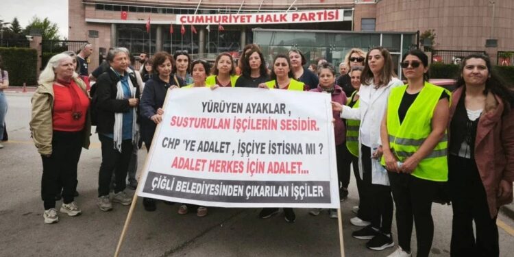 İşten çıkarılan kadınlar CHP önünde: Vazgeçmeyeceğiz