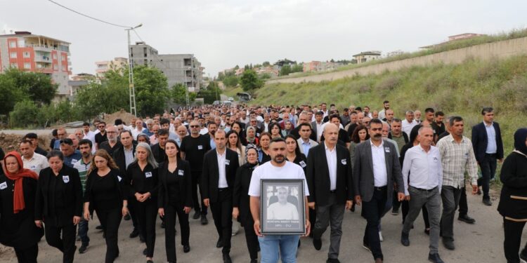 Binler Tekik’i son yolculuğuna uğurladı