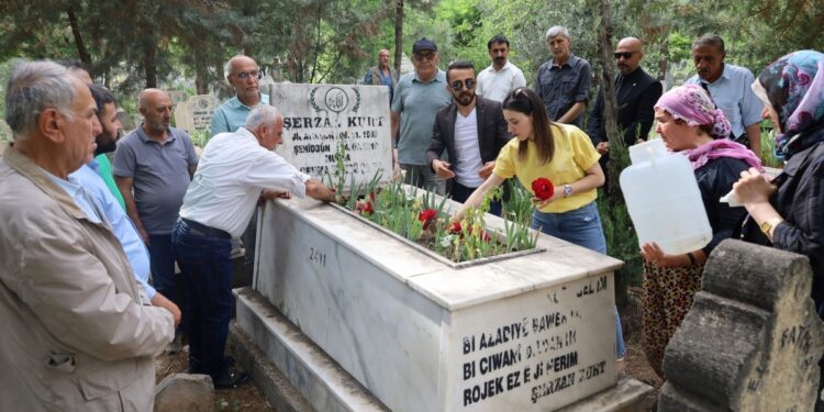 Şerzan Kurt mezarı başında anıldı