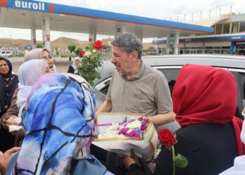 30 yıllık tutsaklığın ardından çiçeklerle karşılandı