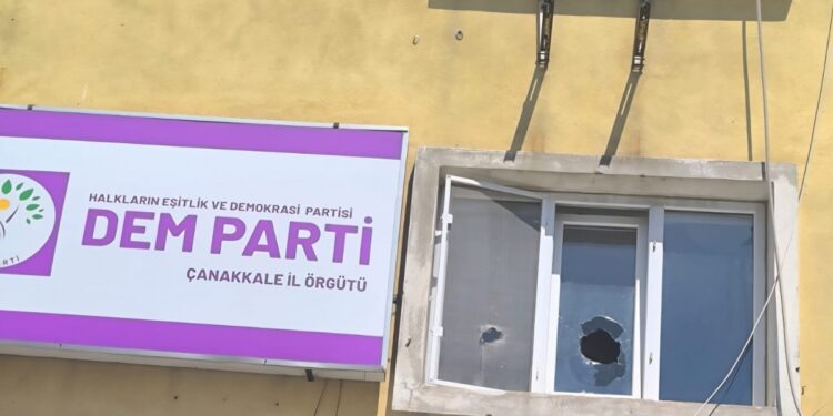 DEM Parti il binasına taşlı saldırı