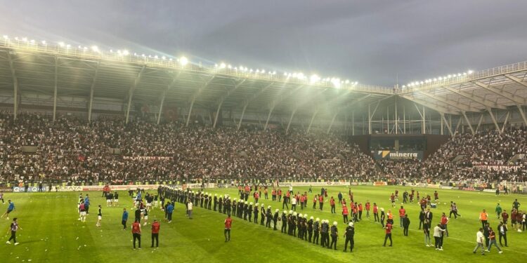 Vanspor-Ezalığspor maçı yarıda kaldı