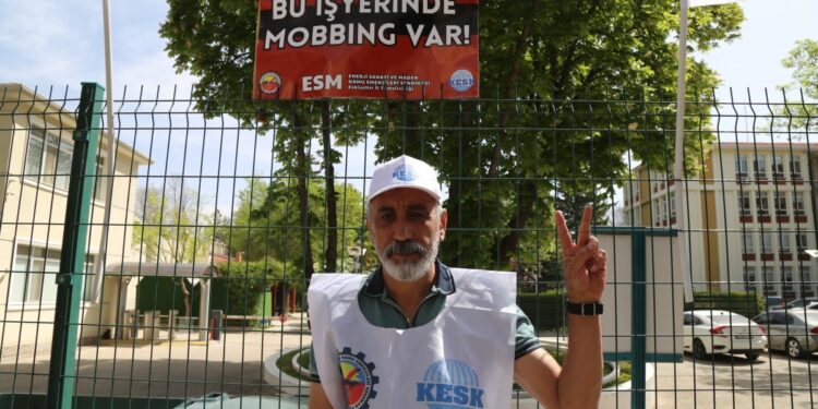 ‘Sürgüne’ karşı oturma eylemi başlattı