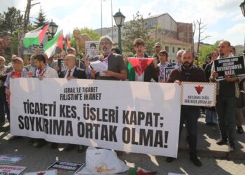 Filistinli doktor: İsrail’e akan petrolü kesin