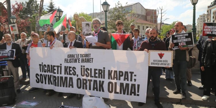 Filistinli doktor: İsrail’e akan petrolü kesin