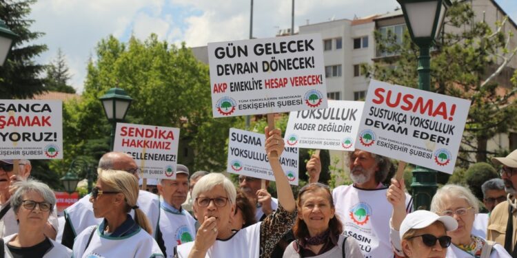 Emeklilerden bayram ikramiyesi çağrısı