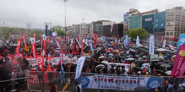 Kadıköy’de 1 Mayıs mitingi başladı