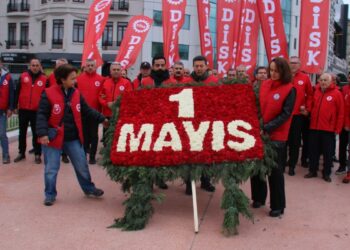 1 Mayıs: DİSK abluka altındaki Taksim Meydanı’na çelenk bıraktı