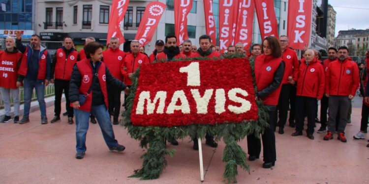 1 Mayıs: DİSK abluka altındaki Taksim Meydanı’na çelenk bıraktı