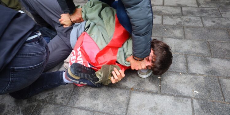 Taksim’e çıkmaya çalışan 4 kişiye tutuklama istemi