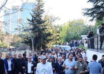 Önder’in naaşı Zincirlikuyu Mezarlığı’na doğru yola çıktı