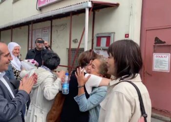 DEM Partili Sevtap Akdağ çiçeklerle karşılandı