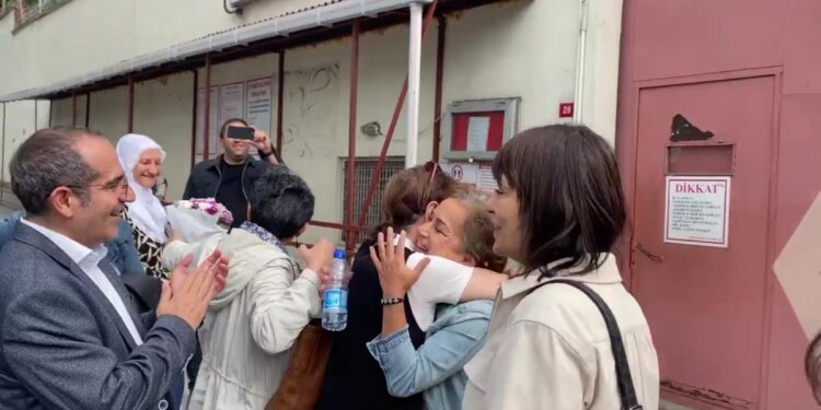 DEM Partili Sevtap Akdağ çiçeklerle karşılandı