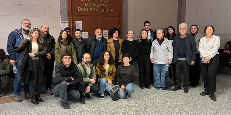 Gazetecilerin yargılandığı dava ertelendi