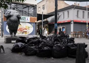 İşçiler greve gitti, çöp yığınları oluştu