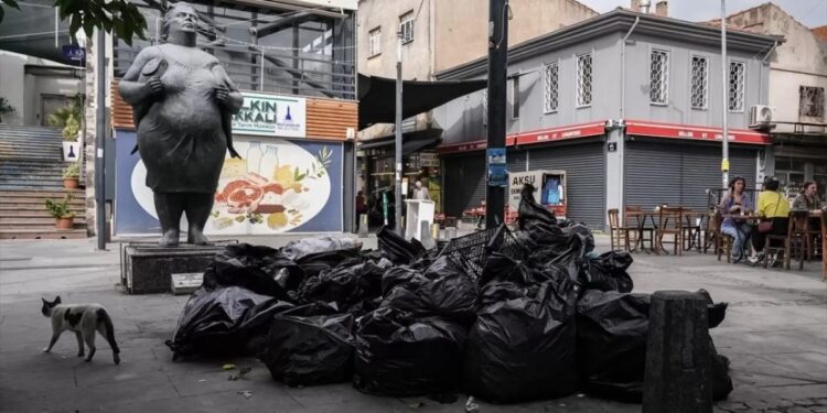 İşçiler greve gitti, çöp yığınları oluştu