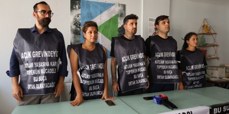 Yaşam hakkı savunucuları sokaktaki hayvanlar için açlık grevinde