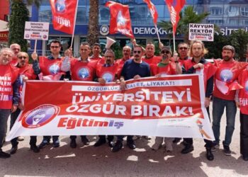 İzmir’de rektör atamaları protestosu