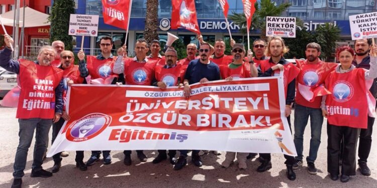 İzmir’de rektör atamaları protestosu