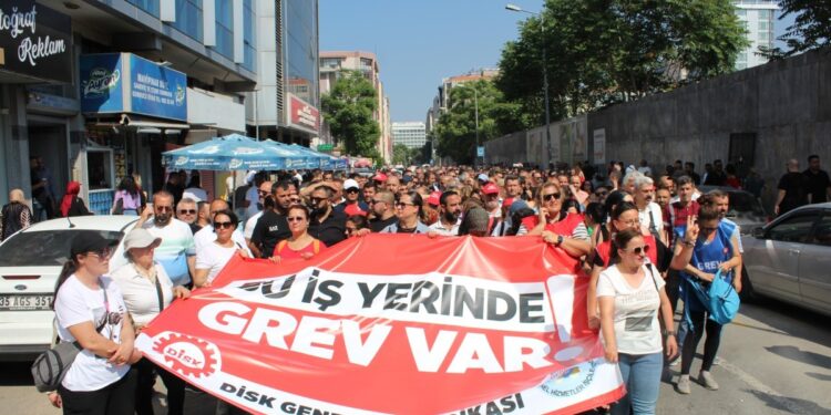 İzmir’de 23 bin belediye işçisi grevde