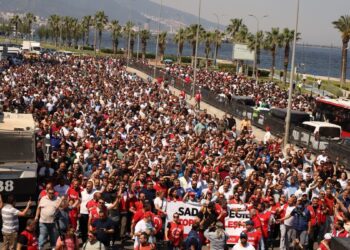 Grevdeki binlerce işçiden yürüyüş