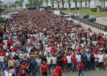 İzmir’de binlerce işçi hakları için grevde