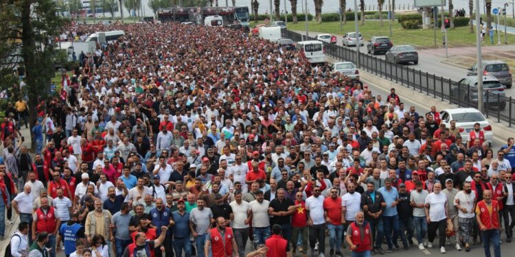 İzmir’de binlerce işçi hakları için grevde