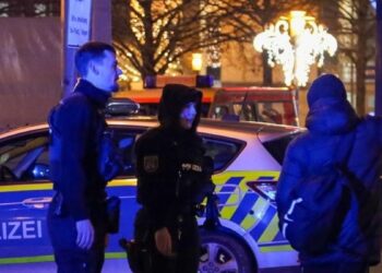 Almanya’da araç kalabalığın arasına daldı