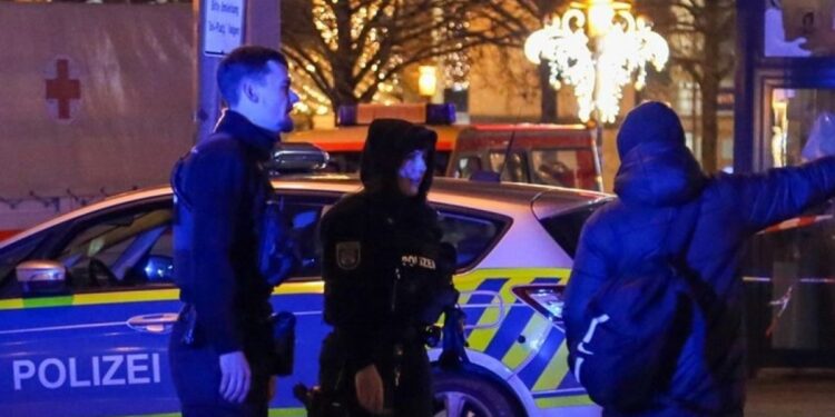 Almanya’da araç kalabalığın arasına daldı