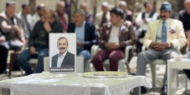 DEM Parti Önder için birçok kentte taziye kurdu