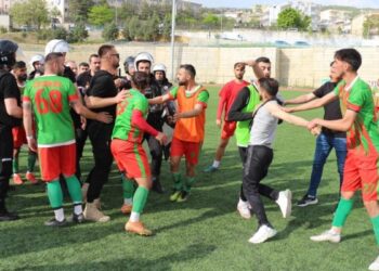Futbolcuya kafa atan polis hakkında soruşturma başlatıldı