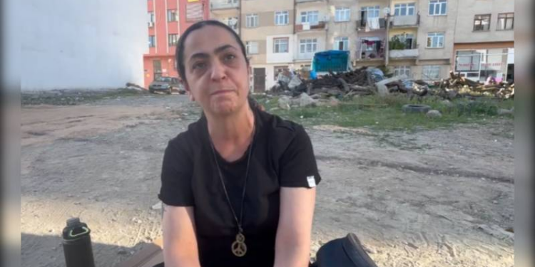 16 suç duyurusu sonuçsuz kalınca karakol önünde oturma eylemine başlamıştı; şiddet mağduru Meral Zordağ polis tarafından alandan çıkarıldı