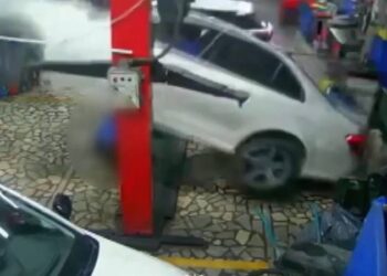 2,5 tonluk aracın altında kaldı