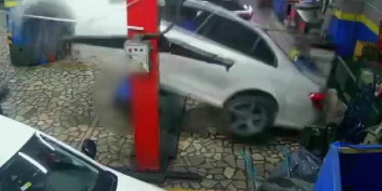 2,5 tonluk aracın altında kaldı