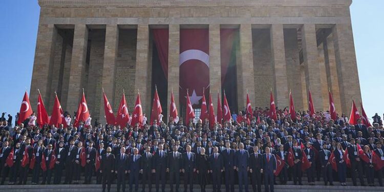 81 ilden gelen gençler ve milli sporcular Anıtkabir'de