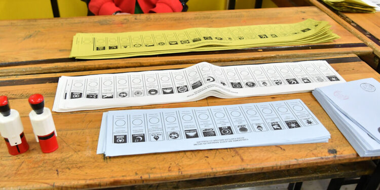 AKP eriyor: Büyükşehirlerde ikinci sıraya demir attı