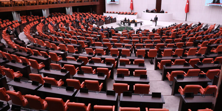 AKP'li isim: Kürtler Anayasa'da yer alabilecek