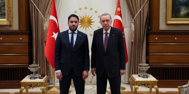 "AKP'nin Avrupa örgütlenmesi" UID'in dergisinde Genel Başkan Kenan Aslan için "büyük lider", eşi için "First Lady" ifadeleri kullanıldı!