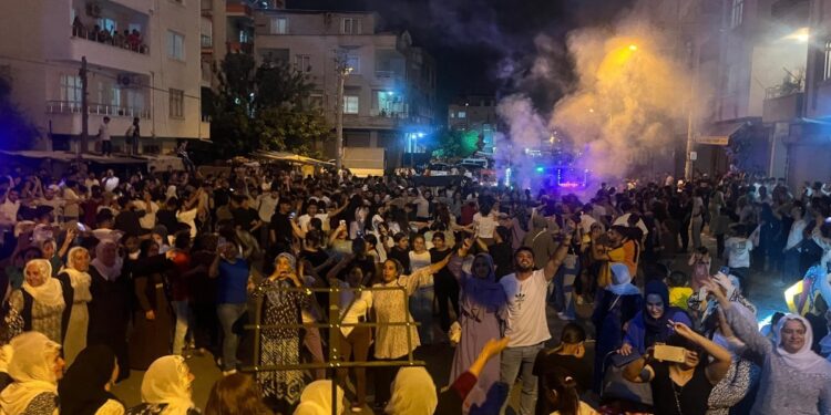 Akdeniz’de Kürt Dil Bayramı şenliği