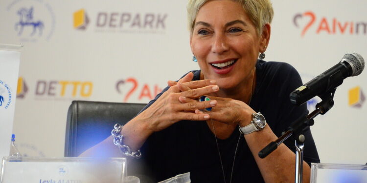 Alaton: Bir kişi sizin yüzünüzden evvel kolyenize bakıyorsa