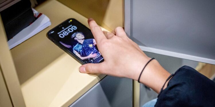 Almanya’daki okullarda akıllı telefon yasağı mı geliyor?