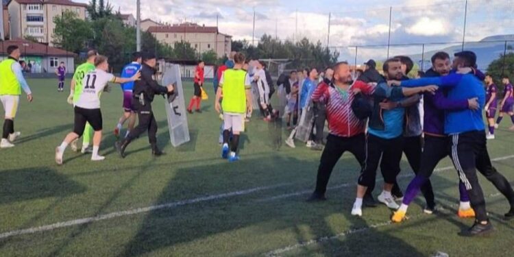 Amatör Maçta Sinirler Gerildi,  Yeşil Saha Savaş Alanına Döndü